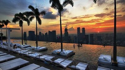 Görenleri şaşkına çeviren yüzme havuzları