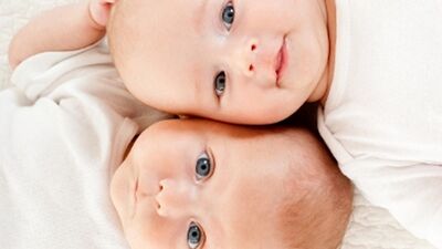 İkiz bebeklerin annelerinden çaldıkları 4 madde