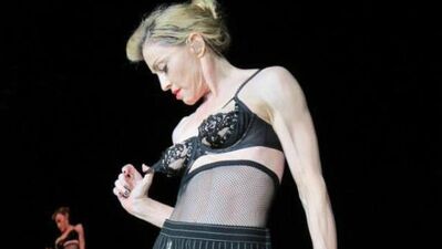 İlginç olmak için memelerini açma!