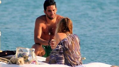 Arda'ya tebrik öpücüğü...