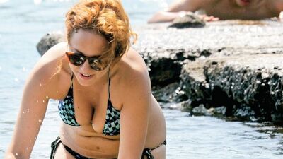 Biri Ayşe'yi gözetliyor