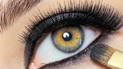 Dökülen kirpik ve kaşlara fındık yağı