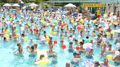 Havuzda 1475 turistle rekor denemesi