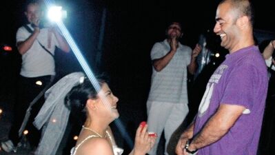 Genç kız, diz çöküp sevgilisine evlenme teklif etti