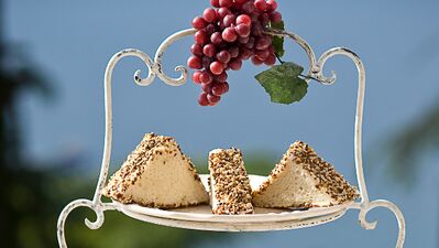 Susamlı üçgen sandviçler