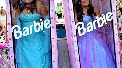 Genç kızlar mezuniyet balolarına Barbie kutularında gitti!