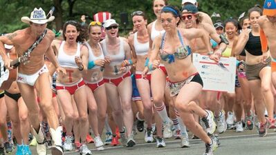 İç çamaşırıyla koştular!