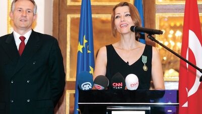 Elif Şafak "Edebiyat Şövalyesi" nişanını aldı!