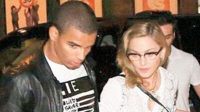 Madonna genç aşkı için sinema kapattı!