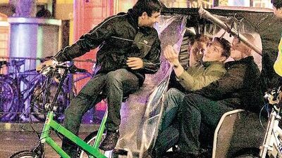 Prens bara bisikletle gitti!