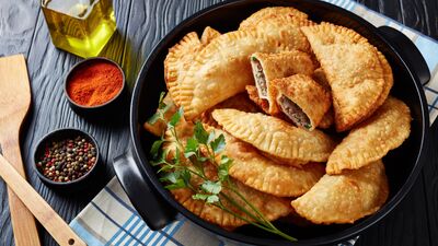 Hamur işlerinin en sevilenlerinden: Çiğ börek