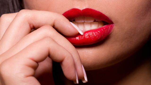 Kadınlar 1.5 kilo ruj yutuyor!