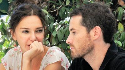 Hande'nin taht merakı!