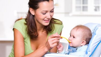 Bebeğinize yeni yemek yedirmenin 5 yolu!