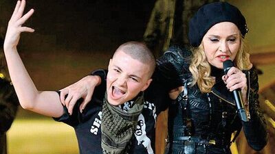 Anne-oğul şov yaptılar!