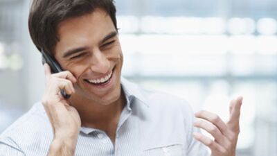 Hangi telefon kablosuz şarj özelliği ile geliyor?