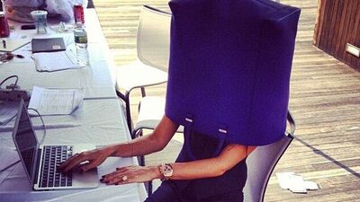 Çantanın altında hangi ünlü var?