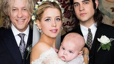 Bu kez bebeği sıkı sıkı tuttu!