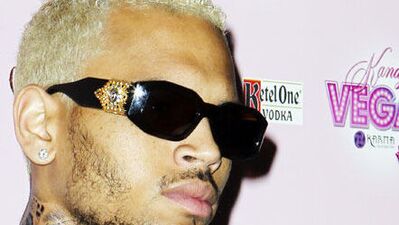 Dövdü, utanmadan dövmesini yaptırdı!