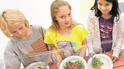 Öğrenciler hamburger yerine tonlu salata yedi!