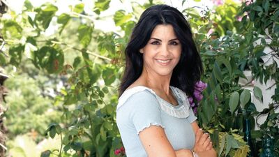 Mavi beyaz bir masa…