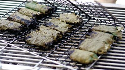 Asma yaprağında ızgara sardalya