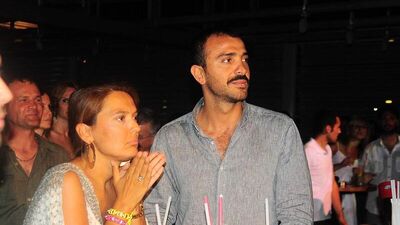 Popstar parasını otomobile yatırdı!