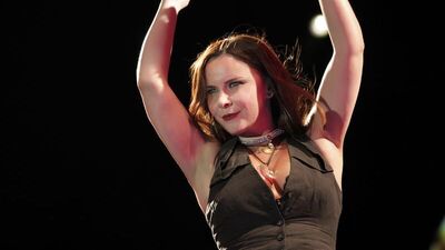 Merdivende bile dinleriz Şebnem!