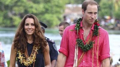 Üstsüz Catherine üstsüzlerle!