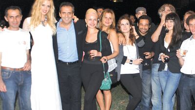 Filmine evinde gala yaptı!