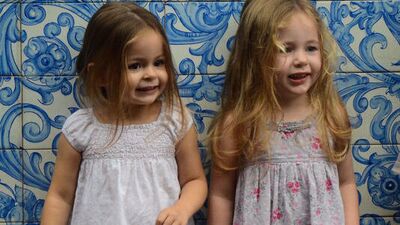 Kokoş annenin kokoş ikizleri!