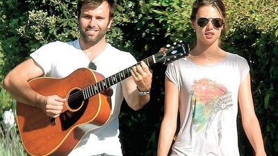 Yolda serenat yaptı!