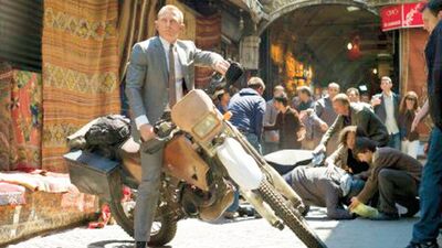 Bond kaymasın diye yol kolayla yıkanmış!