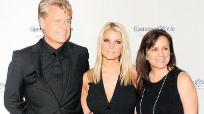 Babası erkek modele kaçtı!