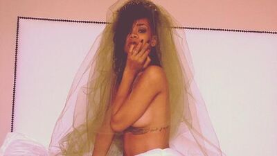 Rihanna üstünü çıkardı!
