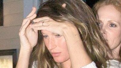 Makyajsızken yüzünü kapattı!