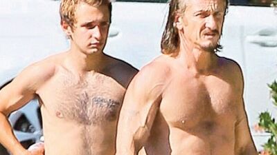 Sean Penn vücuduyla gençlere taş çıkardı!