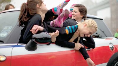 28 kadından "Mini" rekor denemesi!