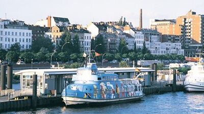 Su üstünde Hamburg...