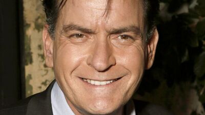 100 bin $'lık borcunu Charlie Sheen ödedi!