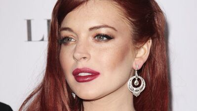 Vergi borcu için kıyafetlerini satıyor!