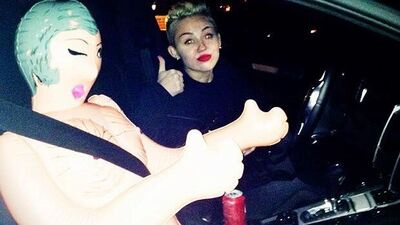 Miley şişme bebekle yakalandı!