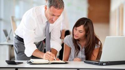 Erkek, ofiste mini etek yasağı istiyor!