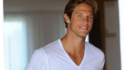 V yaka giyenler eşcinsel olabilir!