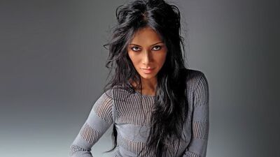 Depoda seksi klip için donuyordu!