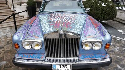 Rolls-Royce'unu evsizler için sattı!