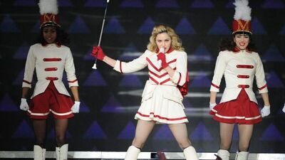 Madonna kasadan çıplak çıktı!