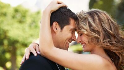 Evliliklerde siyah gözlük yerine pembe gözlük takmak gerekiyor!