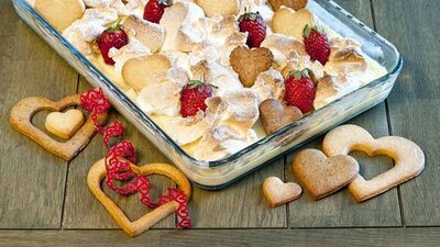 Merengli ve meyveli muhallebi