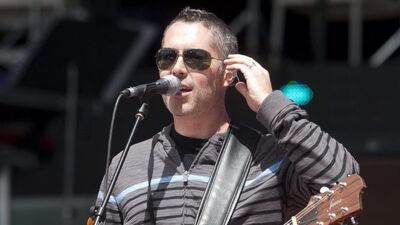 Kanadalı rock'çıyla uzaydan düet yaptı!